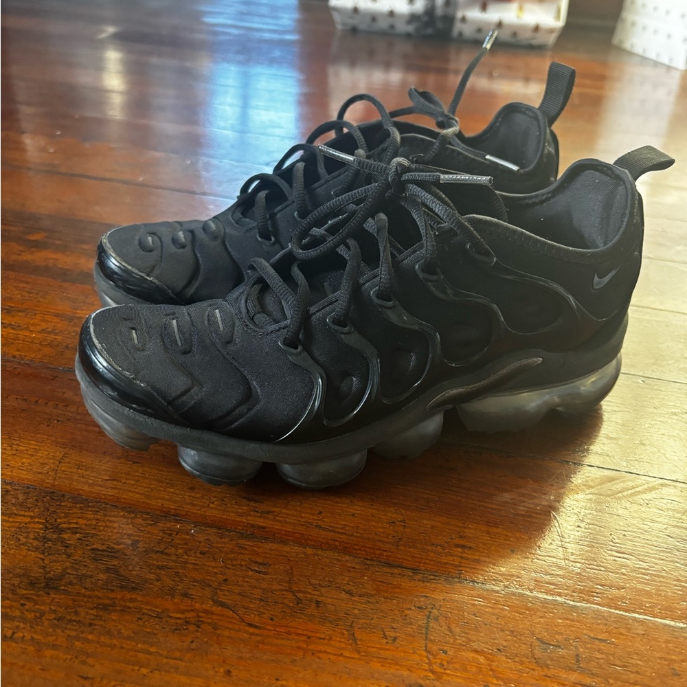 Black vapormax plus. Worn five times. Just too small for me.